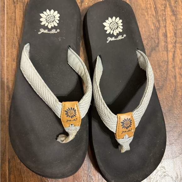 Black and Gray Flip Flops Yellow Box Size 8.5 - Picture 2 of 5